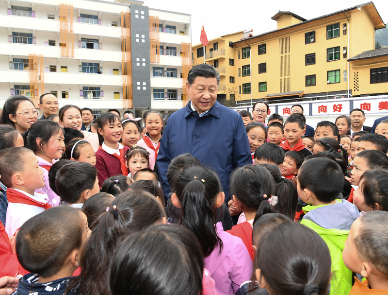 4月15日至17日，中共中央总书记、国家主席、中央军委主席习近平在重庆考察，并主持召开解决“两不愁三保障”突出问题座谈会。这是4月15日下午，习近平在石柱土家族自治县中益乡小学同师生亲切交谈，了解义务教育保障情况。