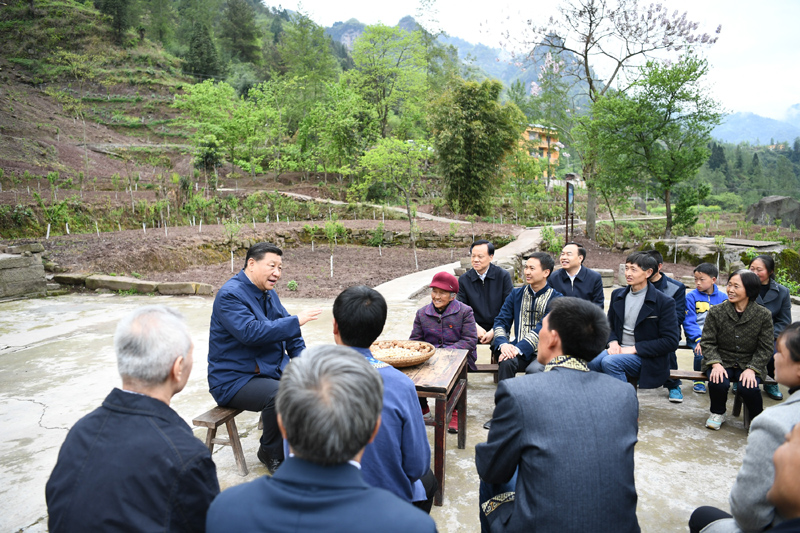 4月15日至17日，中共中央总书记、国家主席、中央军委主席习近平在重庆考察，并主持召开解决“两不愁三保障”突出问题座谈会。这是4月15日下午，习近平在石柱土家族自治县中益乡华溪村同村民代表、基层干部、扶贫干部、乡村医生等围坐在一起，共话脱贫攻坚。